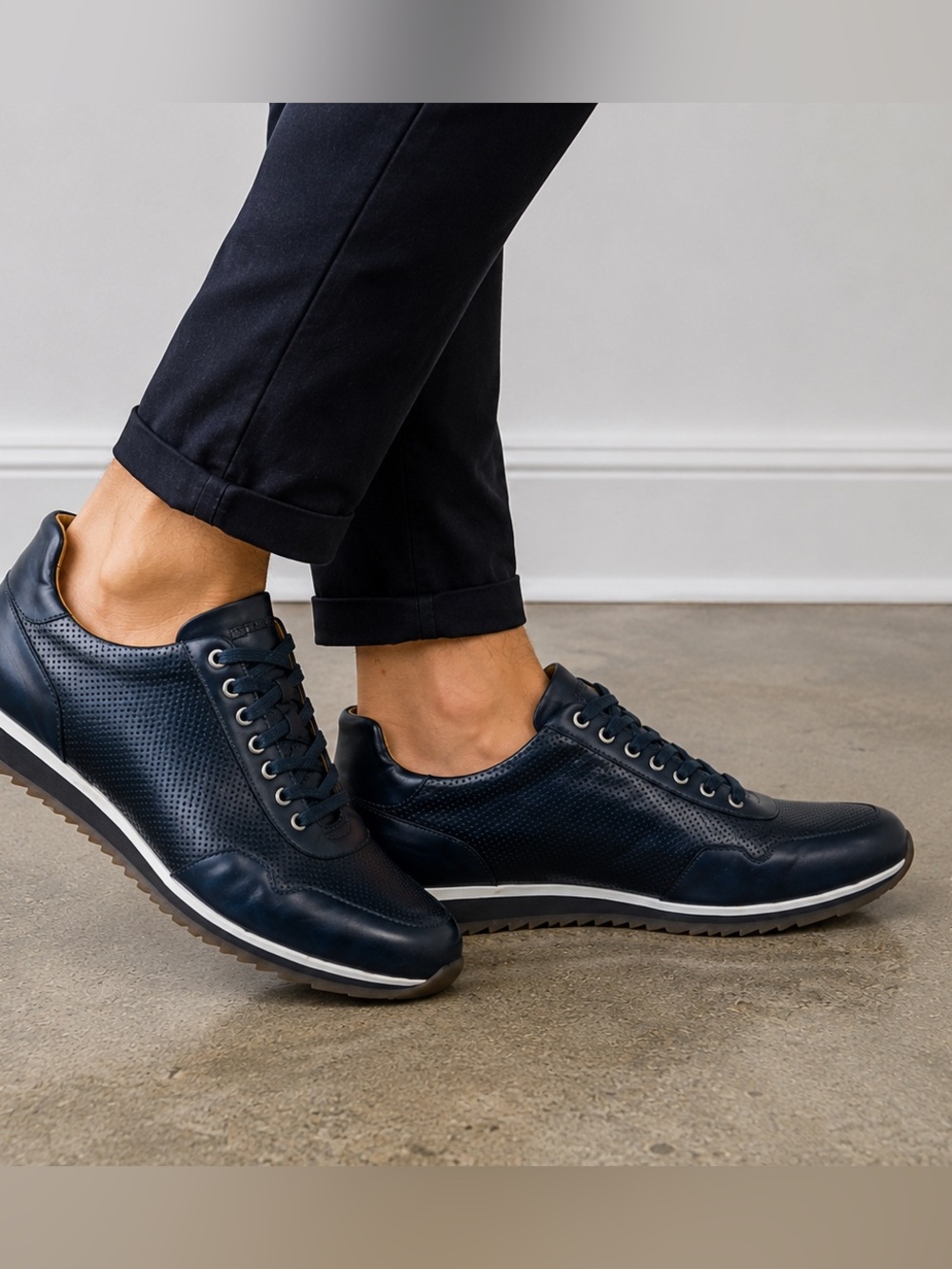 NIB Magnanni Lace-Up Perforated Leather Sneakers Men’s Size 8 Navy Blue Spain